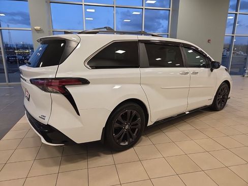 Used 2021 Toyota Sienna XSE w/ XSE Plus Package image 7