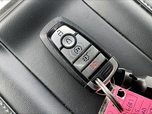 Used 2025 Ford Expedition Platinum image 13