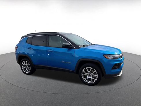 Used 2025 Jeep Compass Limited AWD/4WD image 2