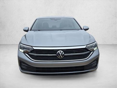 Used 2024 Volkswagen Jetta SE FWD image 2