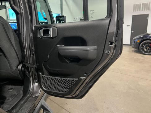 Used 2025 Jeep Gladiator Sport image 31