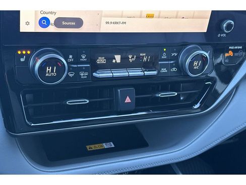 Used 2023 Toyota Highlander XLE FWD image 21