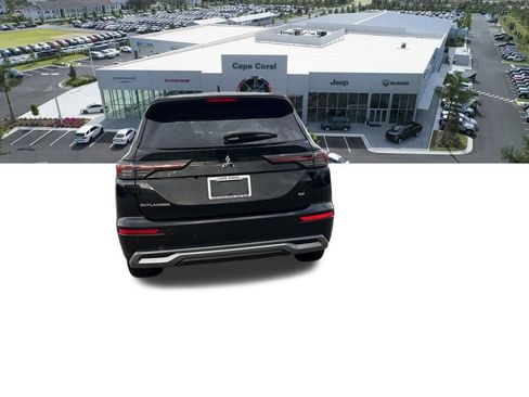 Used 2025 Mitsubishi Outlander SE image 16