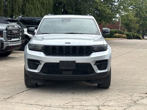 Used 2024 Jeep Grand Cherokee Altitude AWD/4WD image 2