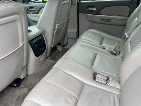 Used 2010 GMC Yukon XL SLT w/ SLT-2 Equipment Package image 9