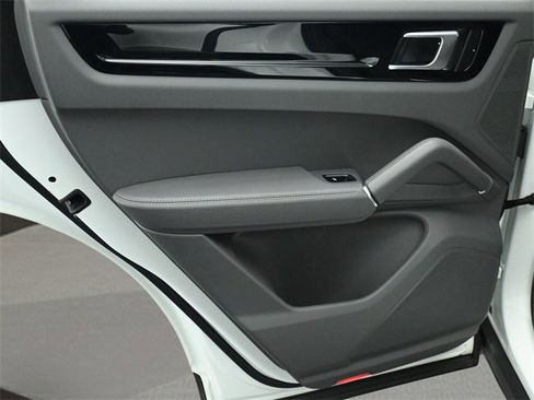 Used 2023 Porsche Cayenne Coupe image 13
