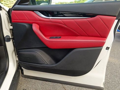 Used 2019 Maserati Levante image 32