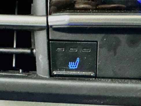 Certified 2024 Toyota Sienna XLE FWD image 19