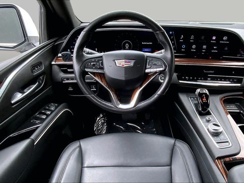 Used 2023 Cadillac Escalade Luxury AWD/4WD image 6