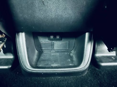 Used 2017 Toyota Highlander Plus FWD image 27