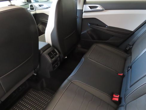 New 2025 Volkswagen Taos SE image 22