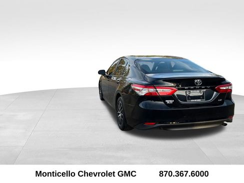 Used 2018 Toyota Camry LE image 5