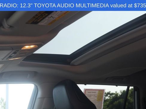 Used 2025 Toyota Highlander XLE AWD/4WD image 4