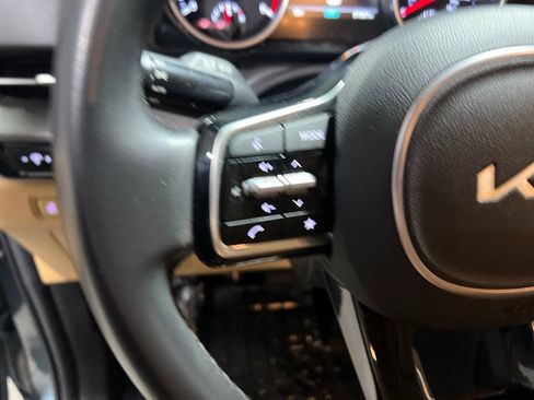 Used 2024 Kia Carnival EX FWD image 23