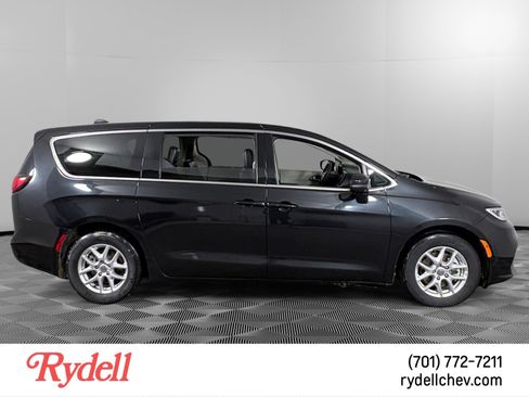 Used 2023 Chrysler Pacifica Touring-L image 6