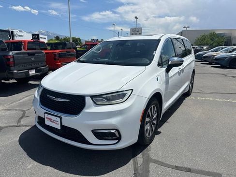 Used 2023 Chrysler Pacifica Limited FWD image 5