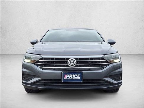 Used 2019 Volkswagen Jetta SE w/ Cold Weather Package FWD image 2