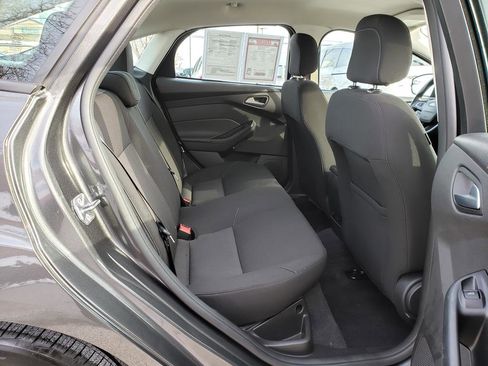 Used 2018 Ford Focus SE w/ SE Appearance Package image 15