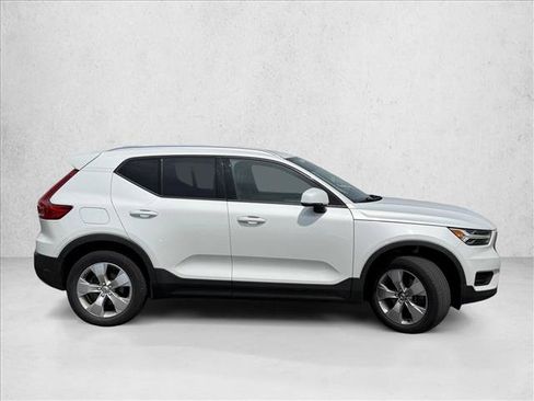 Used 2022 Volvo XC40 T4 Momentum FWD image 4