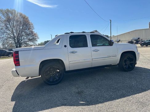 Used 2013 Chevrolet Avalanche LTZ RWD image 14
