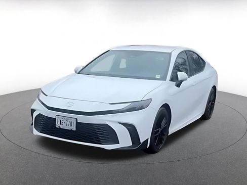 Used 2025 Toyota Camry SE image 7