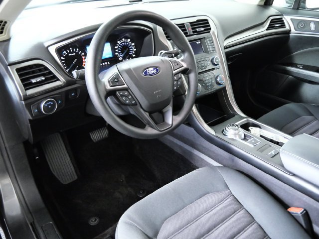 Certified 2017 Ford Fusion SE FWD image 3