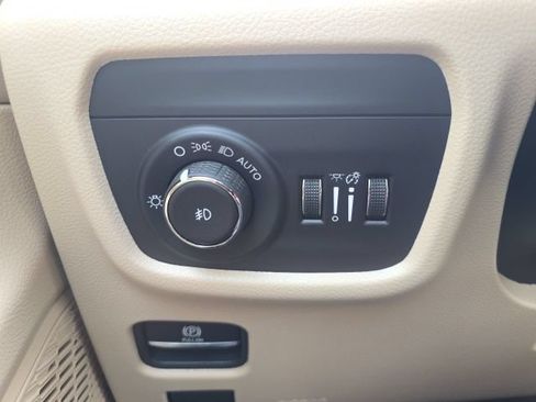 Certified 2025 Jeep Grand Cherokee Limited AWD/4WD image 11