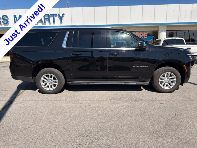 Used 2025 Chevrolet Suburban LT RWD image 2