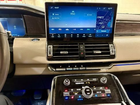 Used 2024 Lincoln Navigator Reserve AWD/4WD image 4