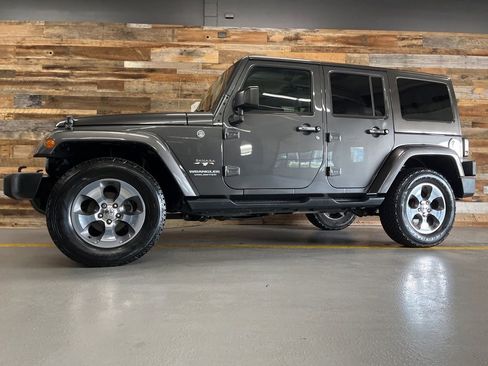 Used 2017 Jeep Wrangler Unlimited Sahara w/ Connectivity Group AWD/4WD image 20
