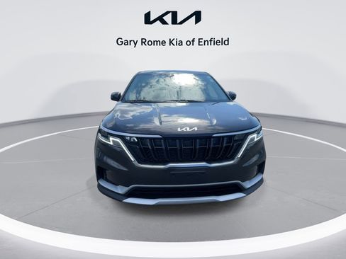 Used 2024 Kia Carnival LX image 3