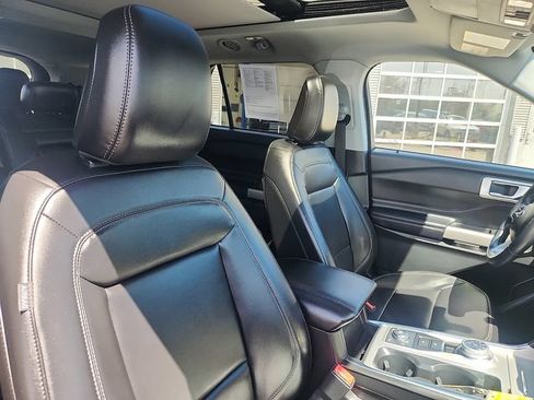 Used 2022 Ford Explorer XLT w/ Equipment Group 202A AWD/4WD image 36