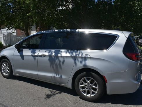 Used 2024 Chrysler Pacifica Touring-L FWD image 9
