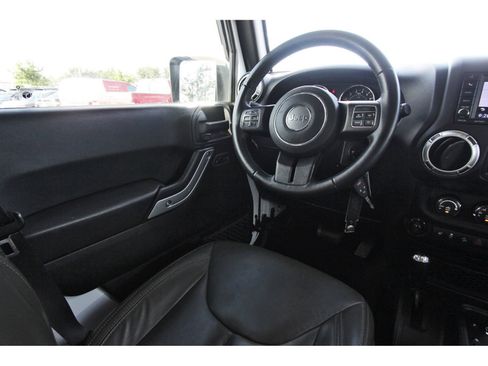 Used 2018 Jeep Wrangler Unlimited Sahara w/ Connectivity Group AWD/4WD image 11