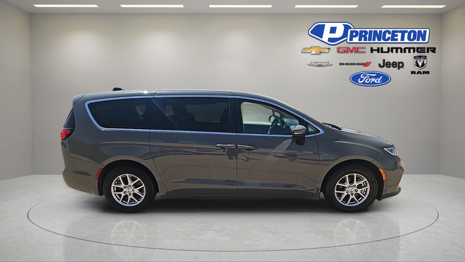 Used 2023 Chrysler Pacifica Touring-L FWD image 8