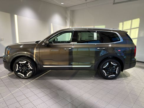 New 2025 Kia Telluride S image 2