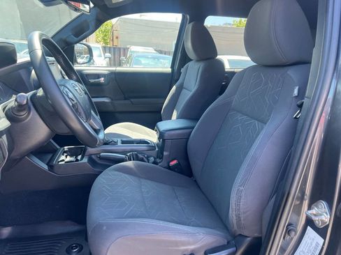 Used 2018 Toyota Tacoma TRD Sport w/ Technology Package AWD/4WD image 5