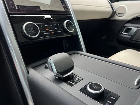 Used 2024 Land Rover Discovery S image 27