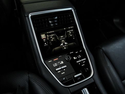 Used 2018 Porsche Panamera 4 AWD/4WD image 38