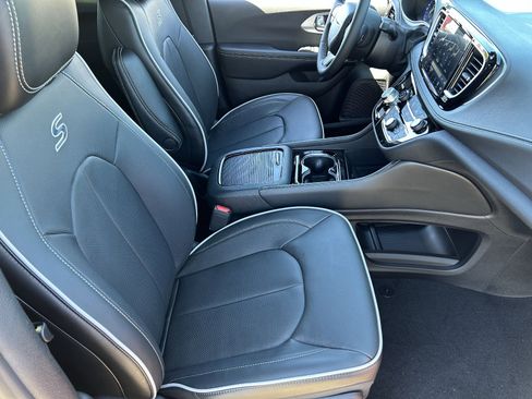 New 2026 Chrysler Pacifica Limited w/ S Appearance Package image 8