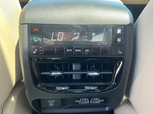 Used 2024 Jeep Grand Cherokee L Limited w/ Luxury Tech Group II AWD/4WD image 39