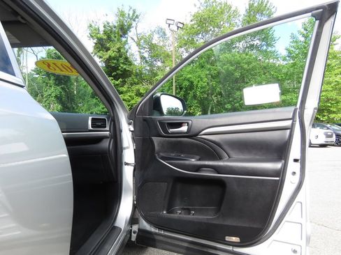 Used 2018 Toyota Highlander SE AWD/4WD image 12