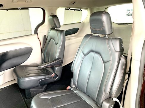 Used 2020 Chrysler Pacifica Touring-L image 13