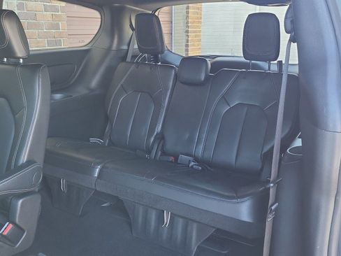Used 2025 Chrysler Pacifica Select image 23
