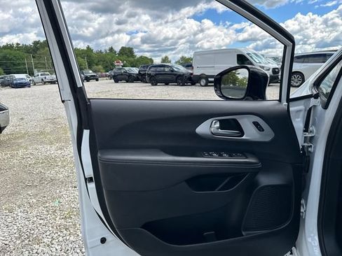 Used 2025 Chrysler Pacifica Limited FWD image 26