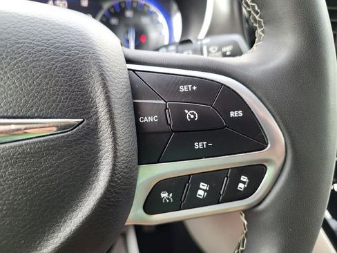 Used 2023 Chrysler Pacifica Touring-L FWD image 19