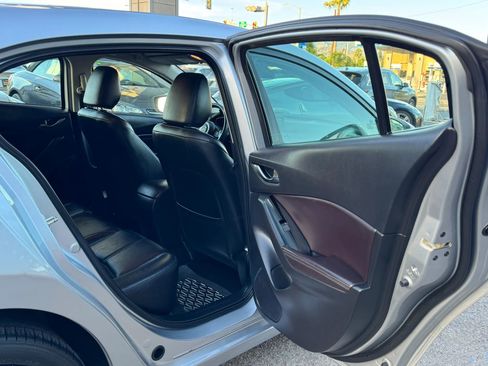 Used 2018 MAZDA MAZDA3 Touring FWD image 19