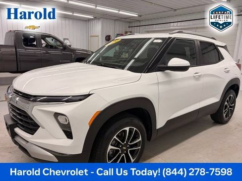 Used 2024 Chevrolet TrailBlazer LT w/ Convenience Package AWD/4WD image 3