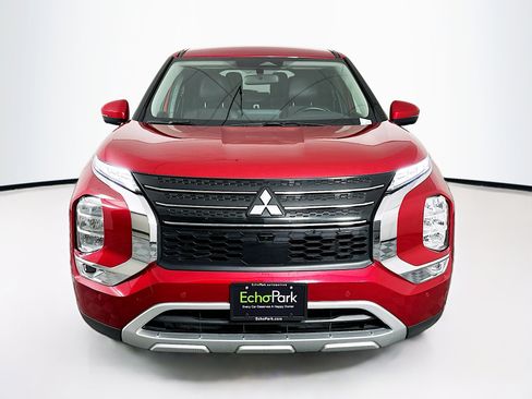 Used 2024 Mitsubishi Outlander SE image 2