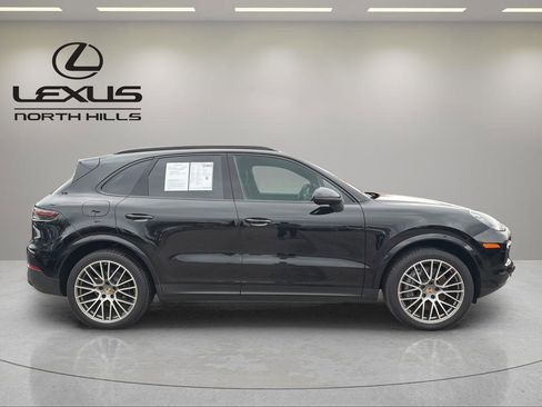 Used 2023 Porsche Cayenne Platinum Edition image 5